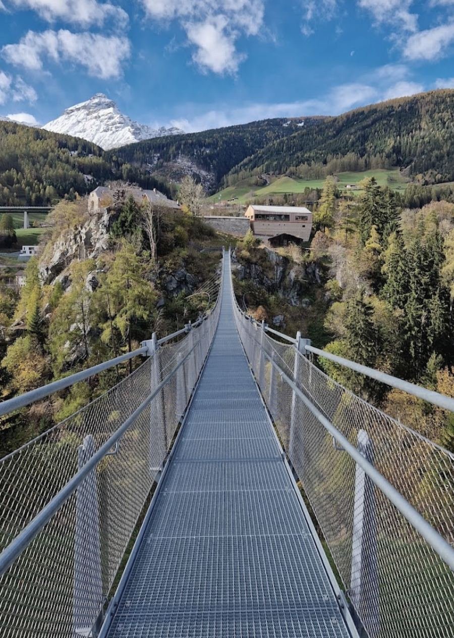 Blick von der Hängebrücke hinüber zur Burg Trautson