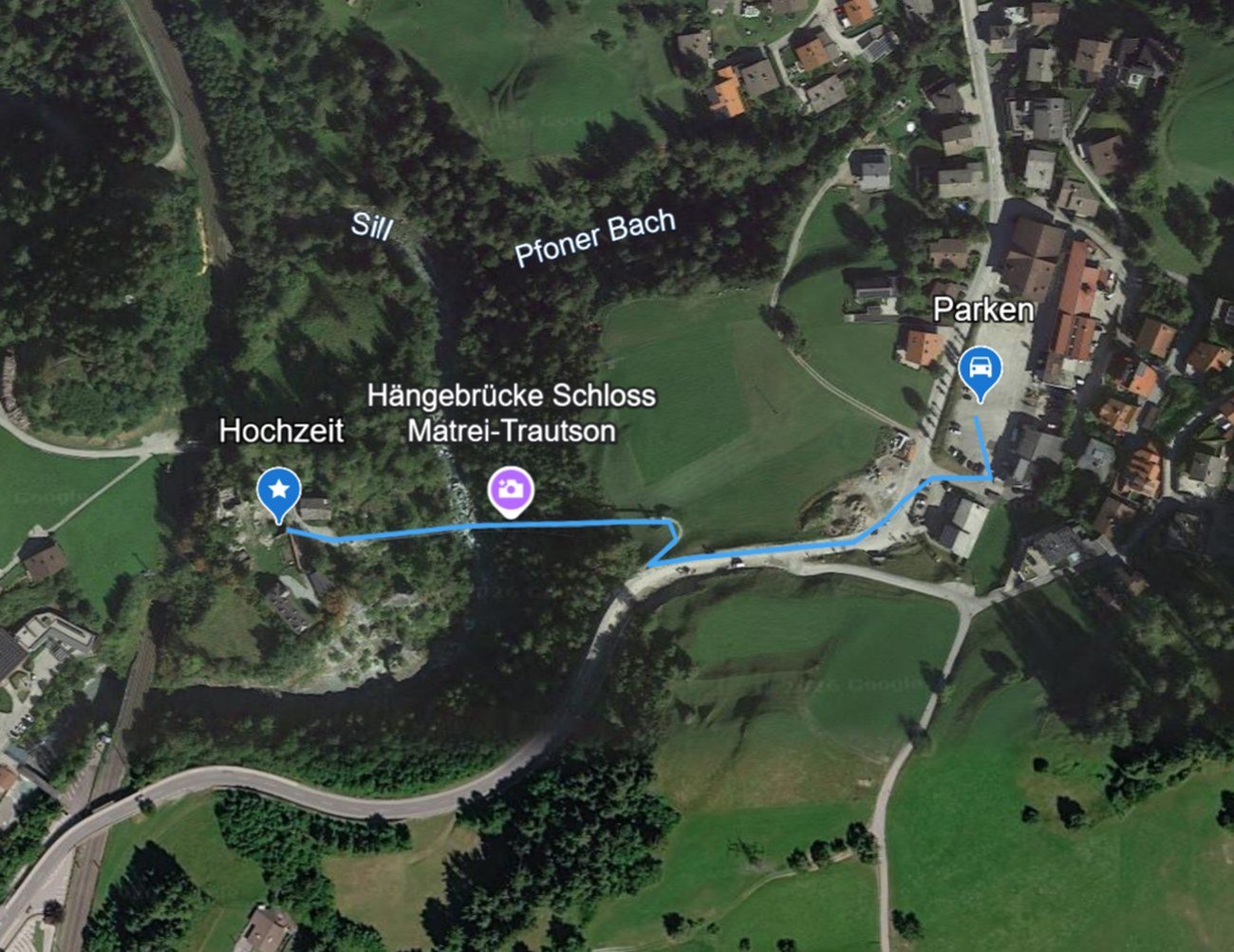 Lageplan: Parkplatz in Pfons, Fußweg über die Hängebrücke zur Burg Trautson